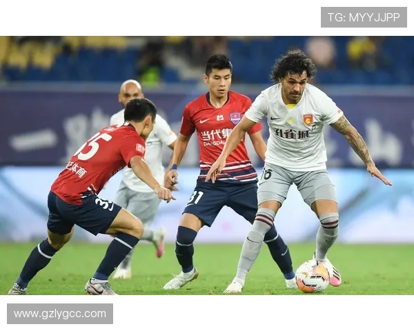 北京国安迎战强敌 全力争胜展现球队雄风 力求突破与辉煌