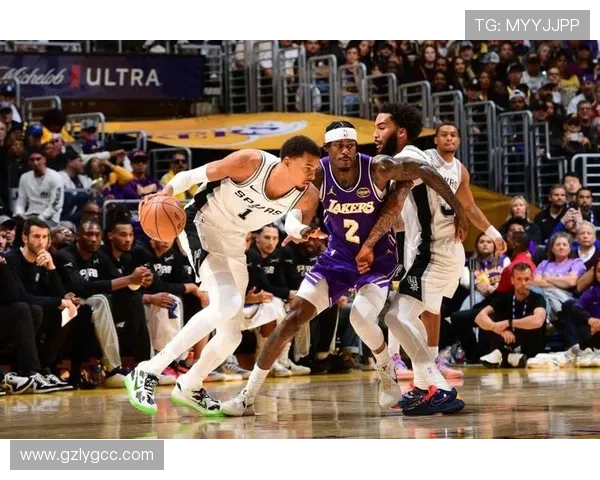 圣安东尼奥马刺队迎战劲敌，激烈对决展现篮球精髓与战术智慧